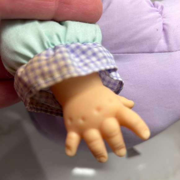 Vintage soft cloth squeaking baby doll with bonnet, plastic face and hands - Picture 5 of 11